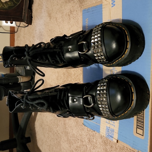 Dr. Martin's leather platform boots. Has hardware attached. Blk sz 5.5 - Picture 2 of 14